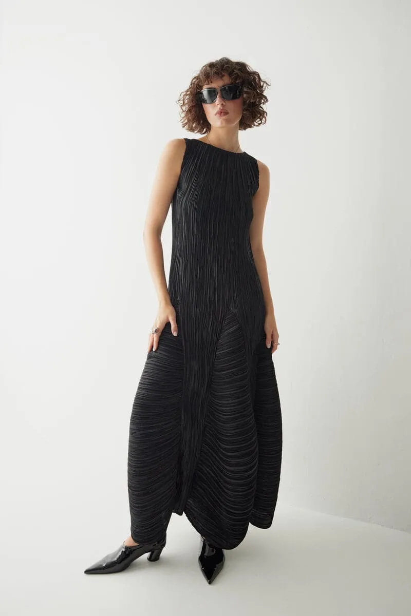 BLACK A-LINE SLEEVELESS PLEATED MAXI DRESS